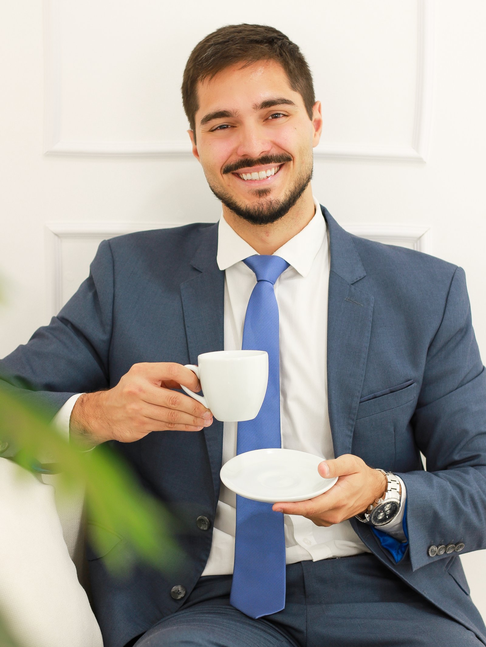João Paulo Zago sentado com uma xícara de café
